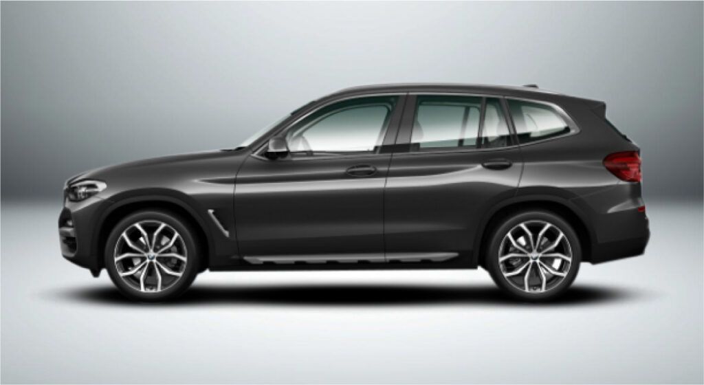 Um bmw x3 preto é mostrado lateralmente em um fundo branco.