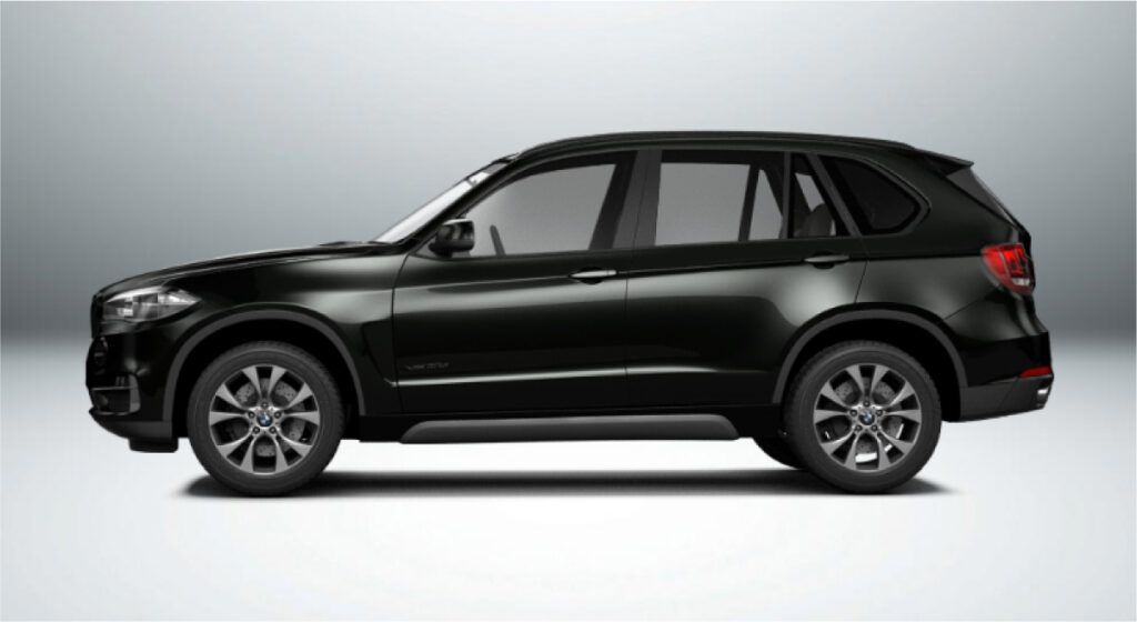 Um suv preto está estacionado em uma superfície branca.