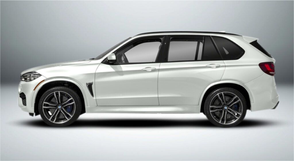 Um bmw x5 m branco é mostrado de lado em um fundo branco.