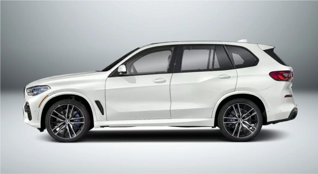 Um bmw x5 branco está sentado em uma superfície branca.
