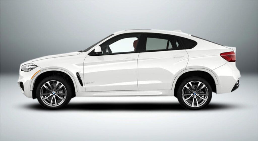 Um bmw x6 branco é mostrado de lado em um fundo branco.