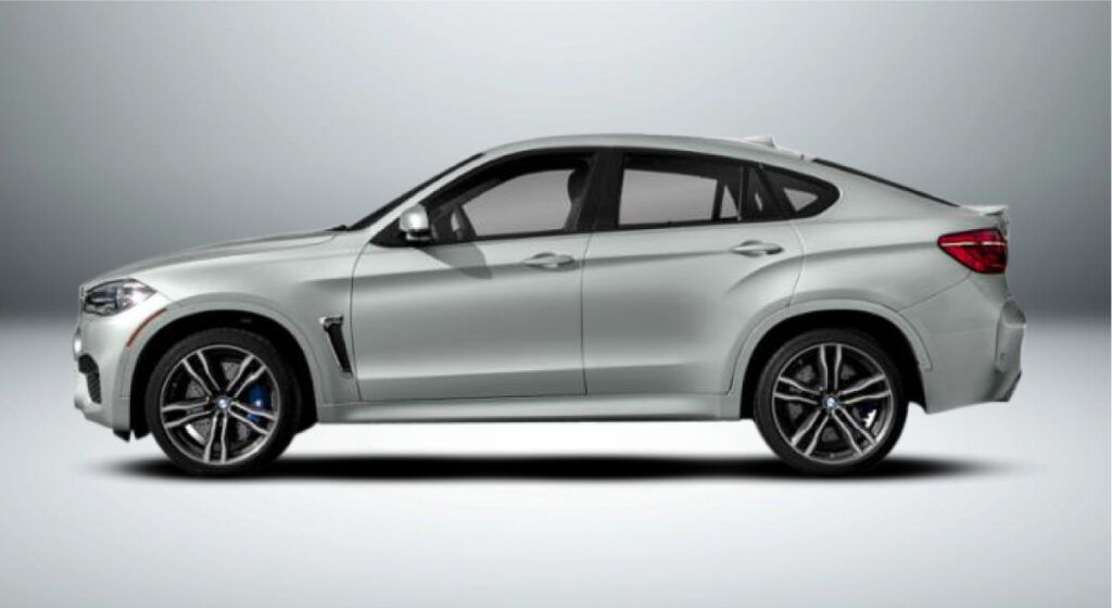 Um bmw x6 m prateado é mostrado de lado em um fundo branco.