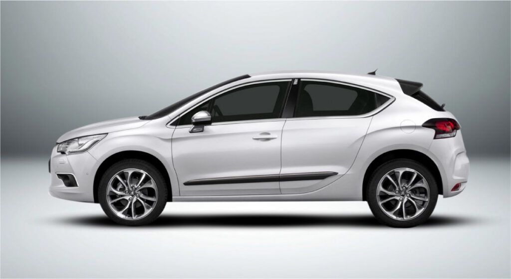 Um carro branco está parado em uma superfície branca.