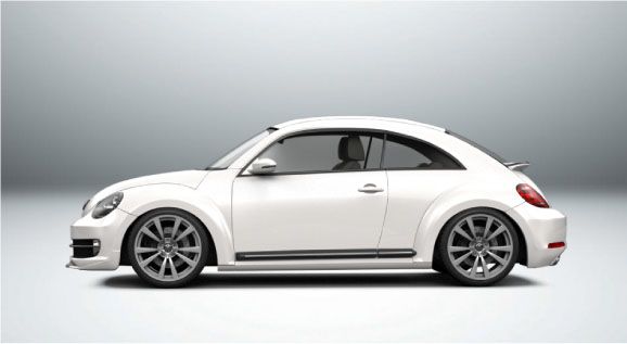 Um carro besouro branco está parado em uma superfície branca.