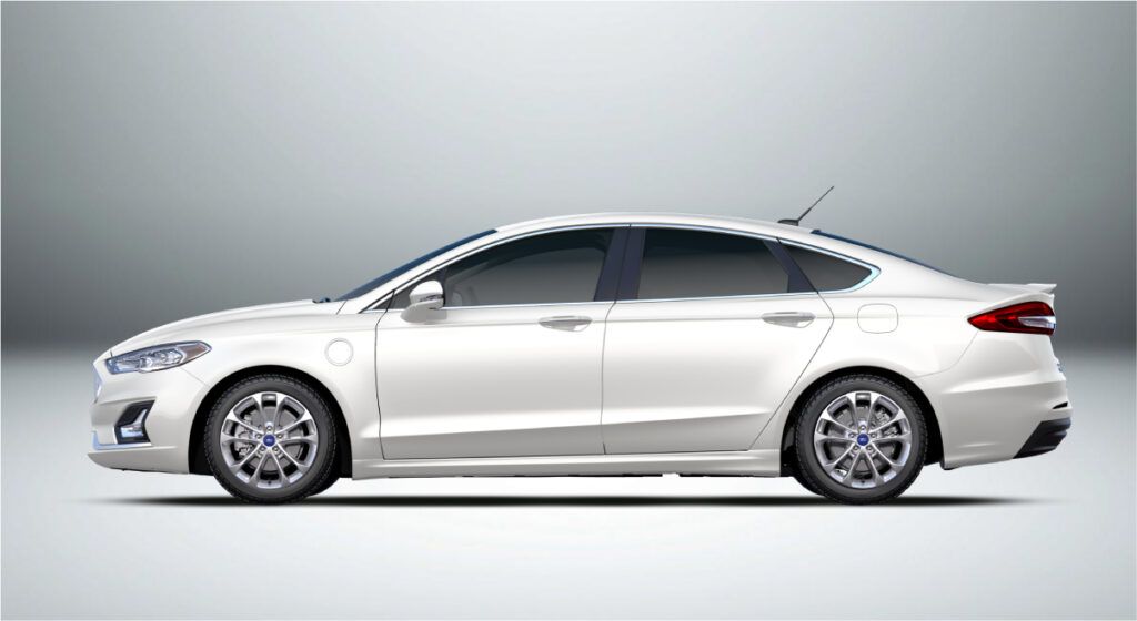 Um Ford Fusion branco é mostrado lateralmente em um fundo branco.