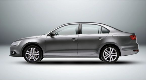 Um carro prateado está parado em uma superfície branca.