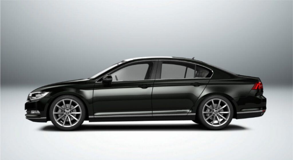 Um carro preto está parado em uma superfície branca.