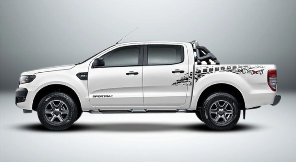 Um ford ranger raptor branco está sentado em uma superfície branca.