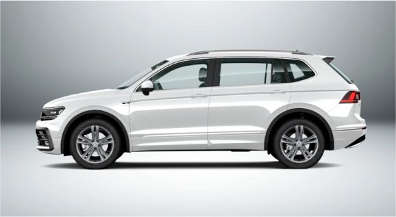 Um volkswagen tiguan branco é mostrado de lado em um fundo branco.