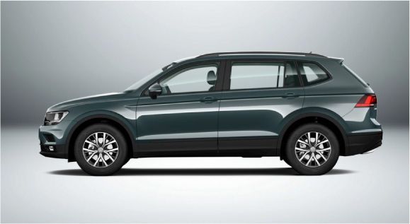 Um volkswagen tiguan é mostrado de lado em um fundo branco.