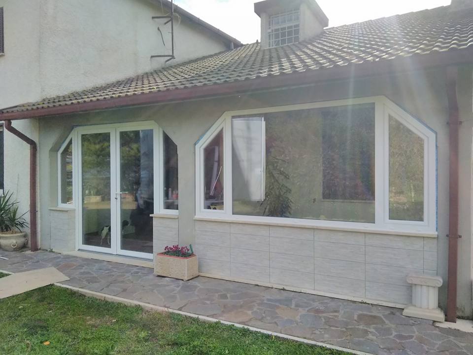 villetta con finestre in alluminio