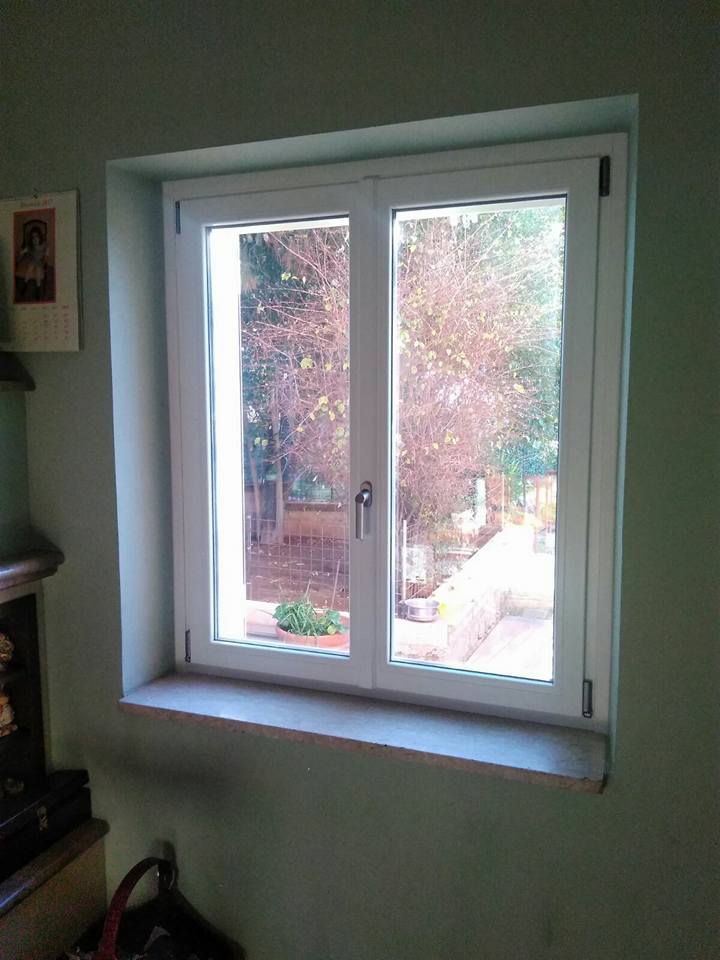 finestra in alluminio bianco