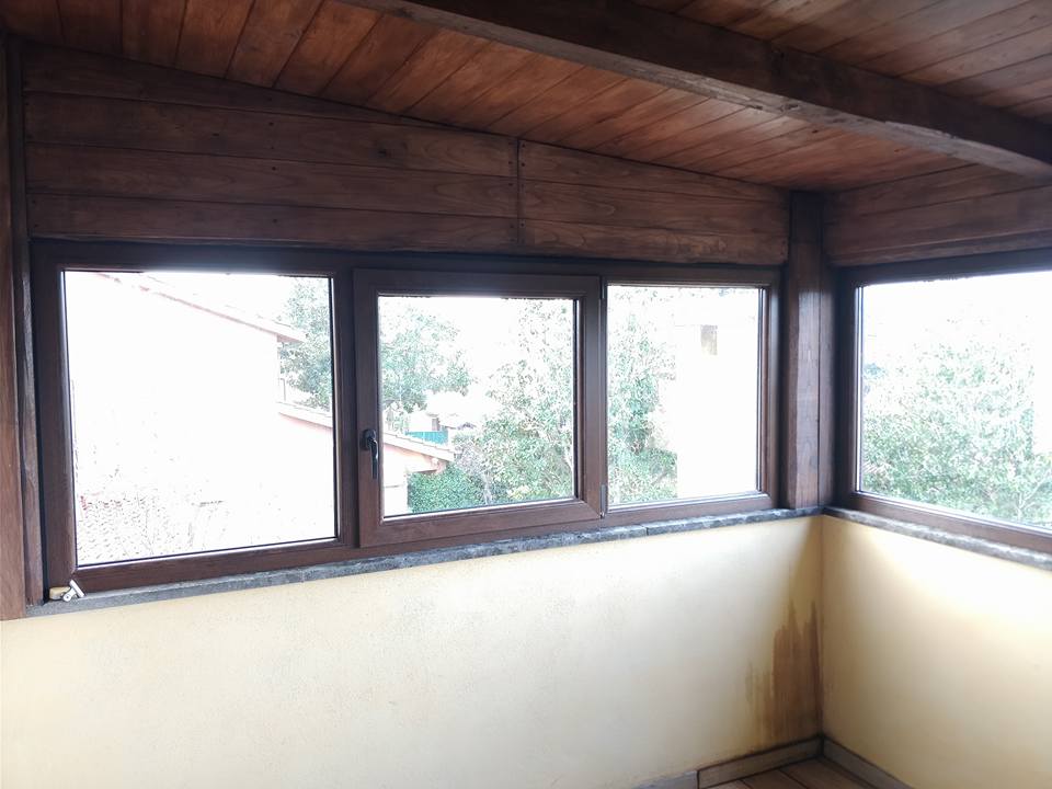 mansarda con finestre in legno