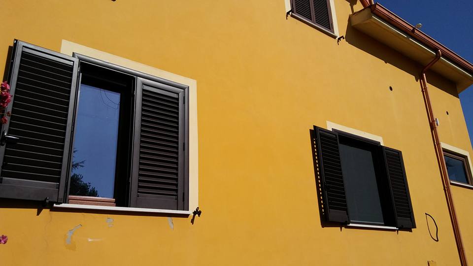 palazzina con persiane
