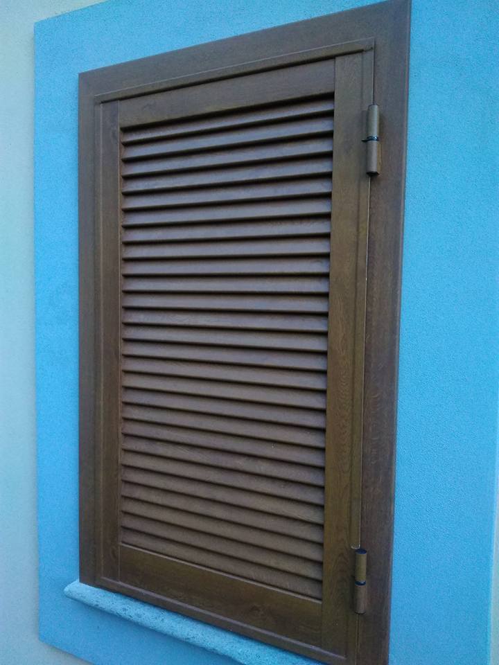 persiana in legno scuro