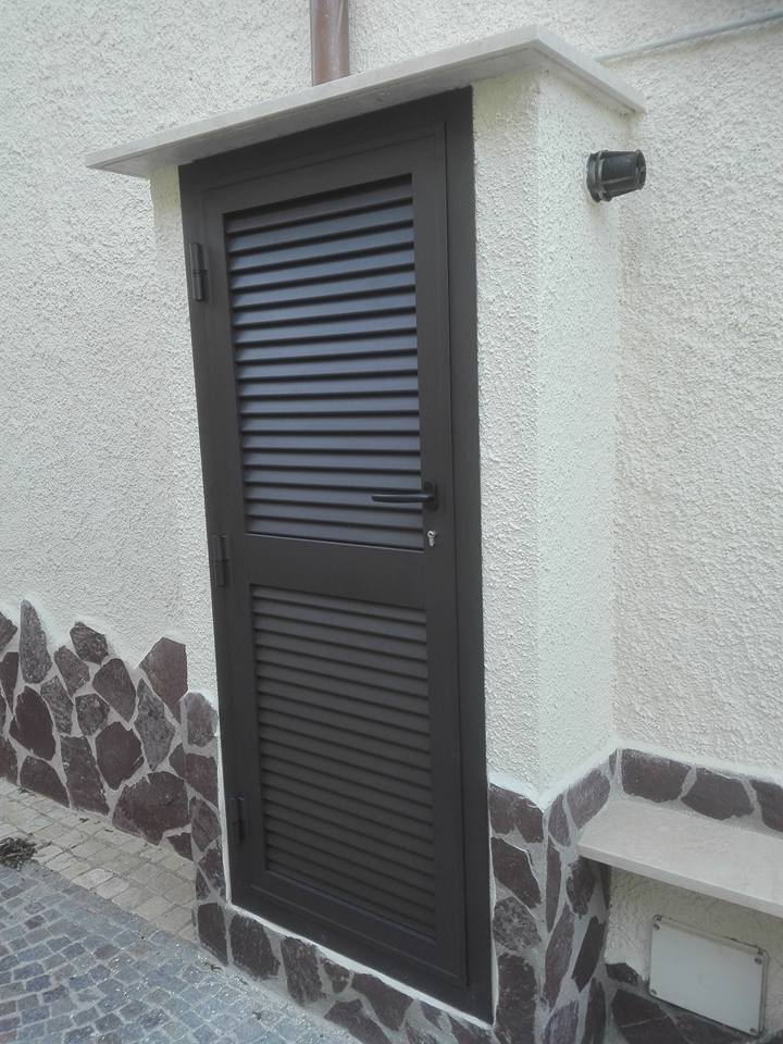 persiana in legno su portafinestra