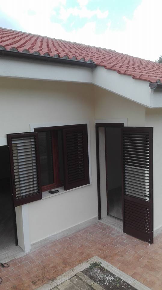 casa unifamiliare con persiane in legno