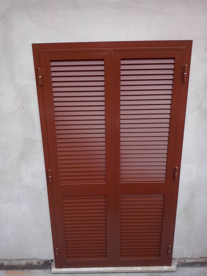 persiana in legno rosso