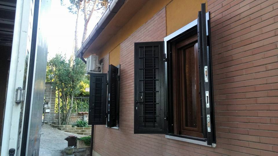 due persiane in legno massiccio