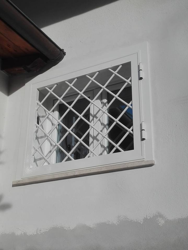 grata antieffrazione metallo bianco