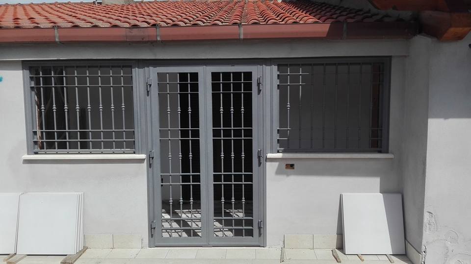 entrata di palazzina con inferriata