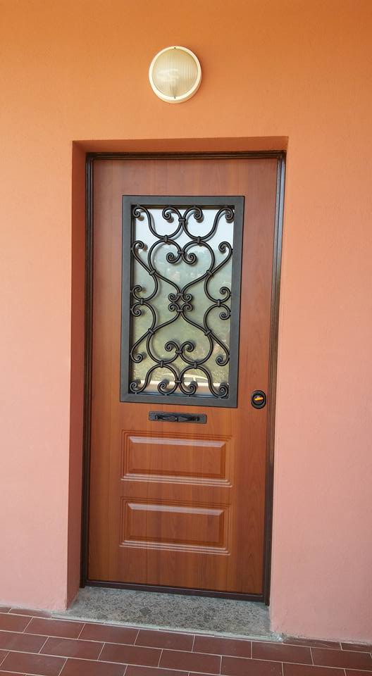 porta blindata in legno chiaro e ferro