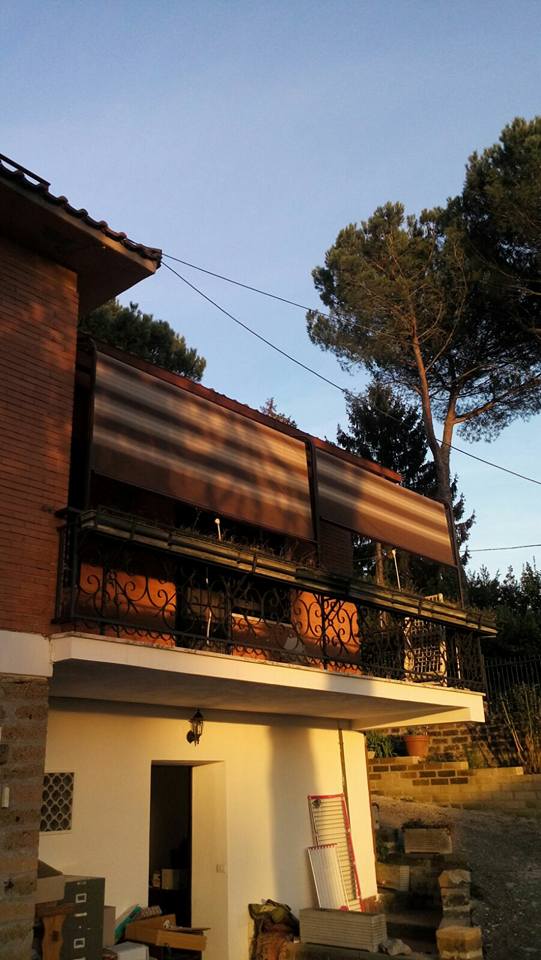 palazzina con tende da sole