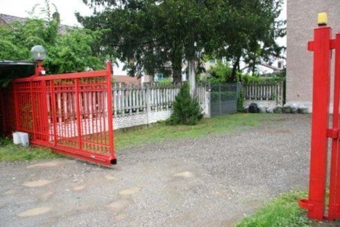 cancello di ferro rosso