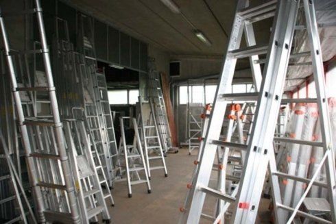 un magazzino di scale di ferro