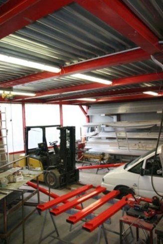 magazzino industriale con muletto e furgoncino