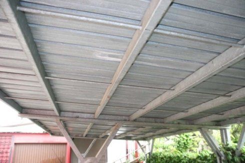 tetto di un box auto all'aperto