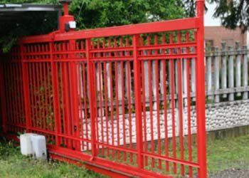 cancello di ferro rosso di un'abitazione
