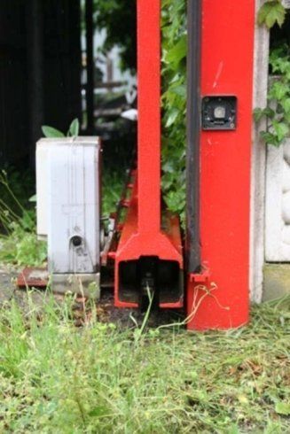 dettaglio di un cancello di ferro elettrico