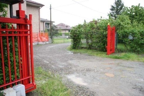 cortile con cancello rosso