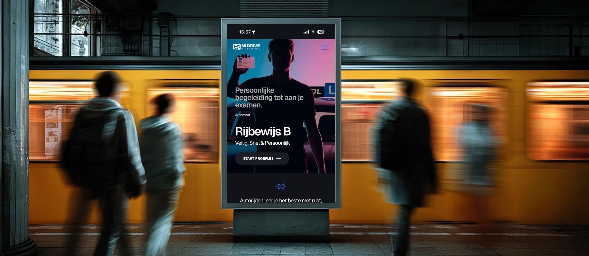 Mensen op een metrostation, een reclamebord met een digitaal scherm. Een gele trein rijdt voorbij.