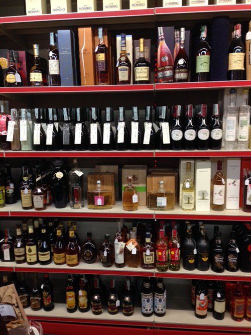 scaffale con bottiglie di liquori