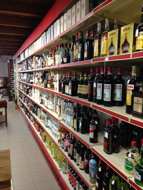 scaffale di vini e liquori