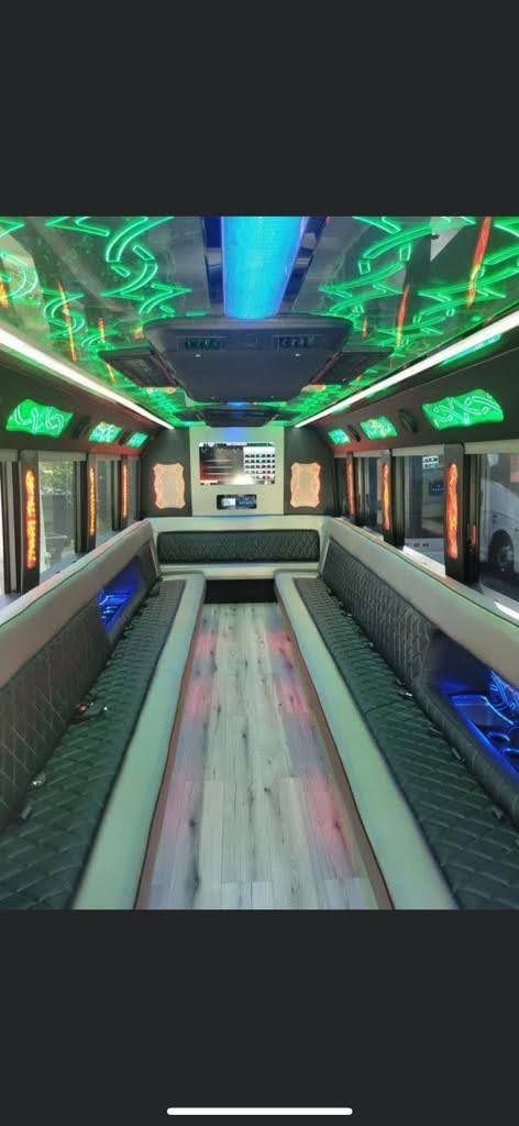 Prom limo Chicago - stretch limousines and party buses for high school prom nights