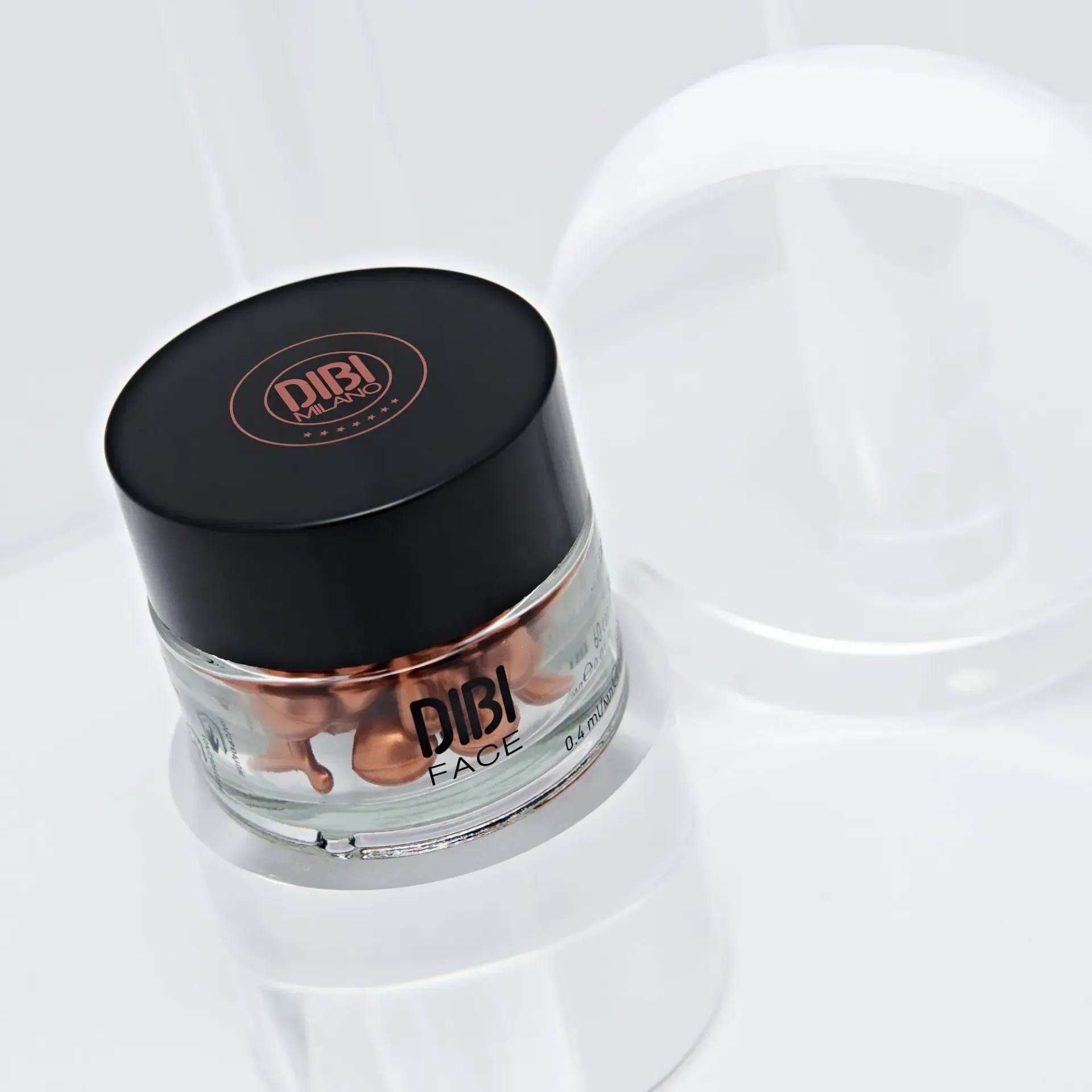 Barattolo di capsule di siero per il viso DIBI con coperchio nero, su piedistallo bianco.