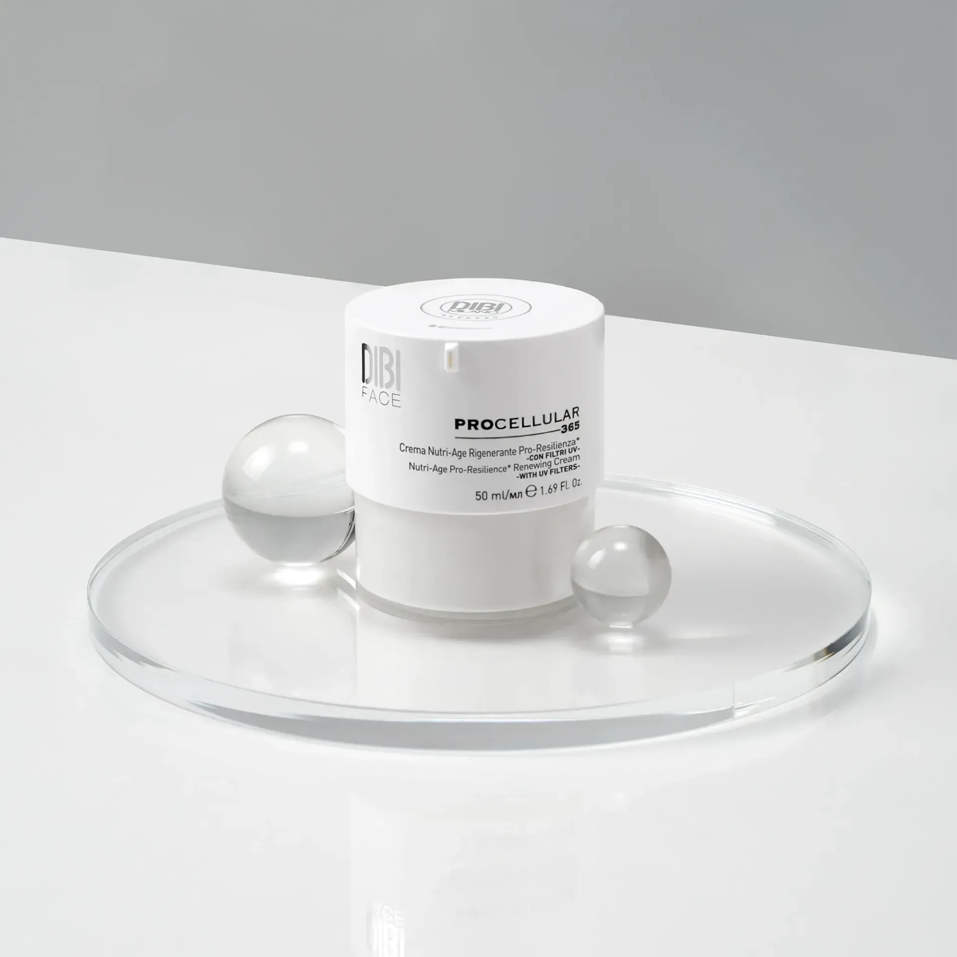 Barattolo bianco per prodotti per la cura della pelle su vassoio trasparente con due sfere di vetro.