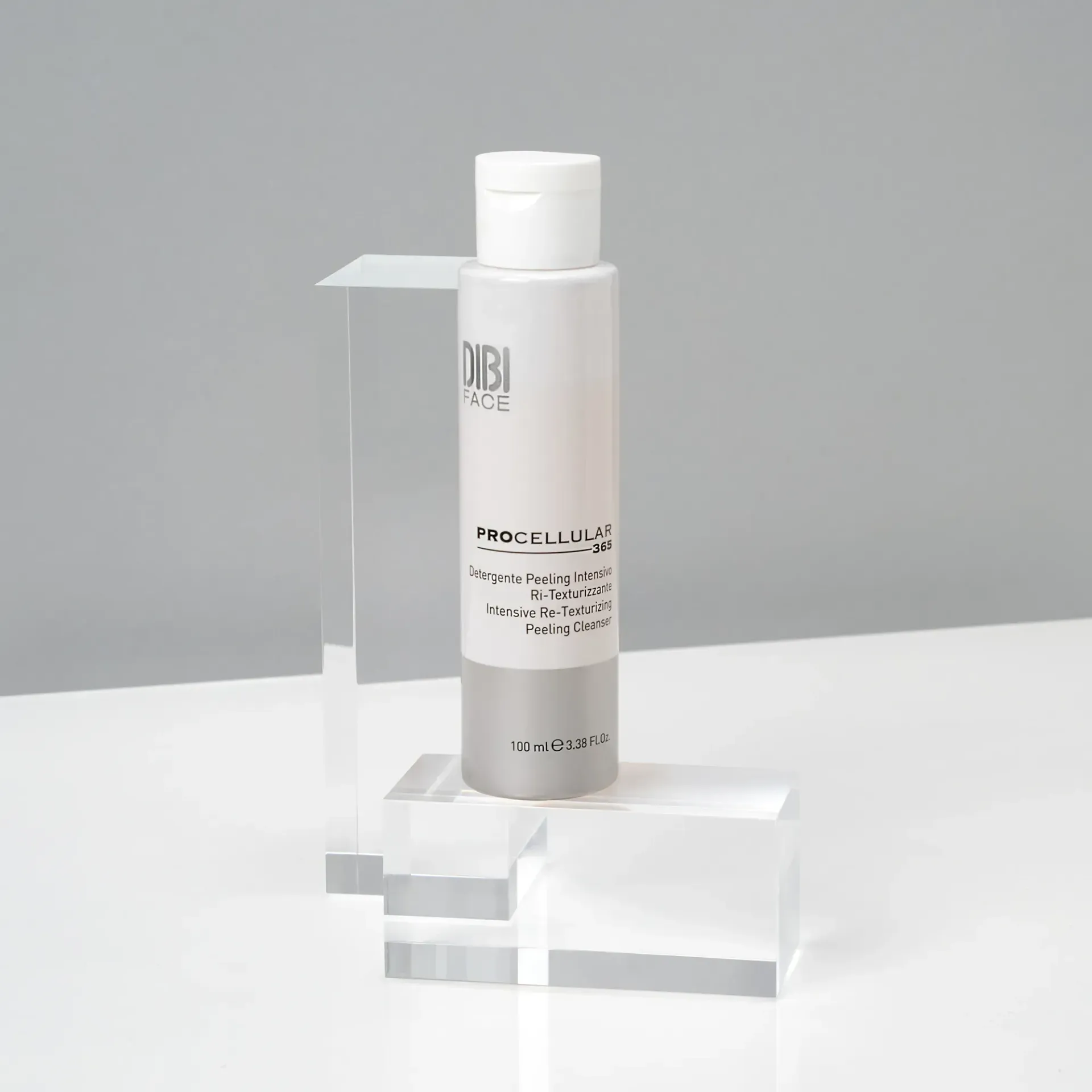 Flacone bianco per prodotti per la cura della pelle su blocchi di acrilico trasparente.