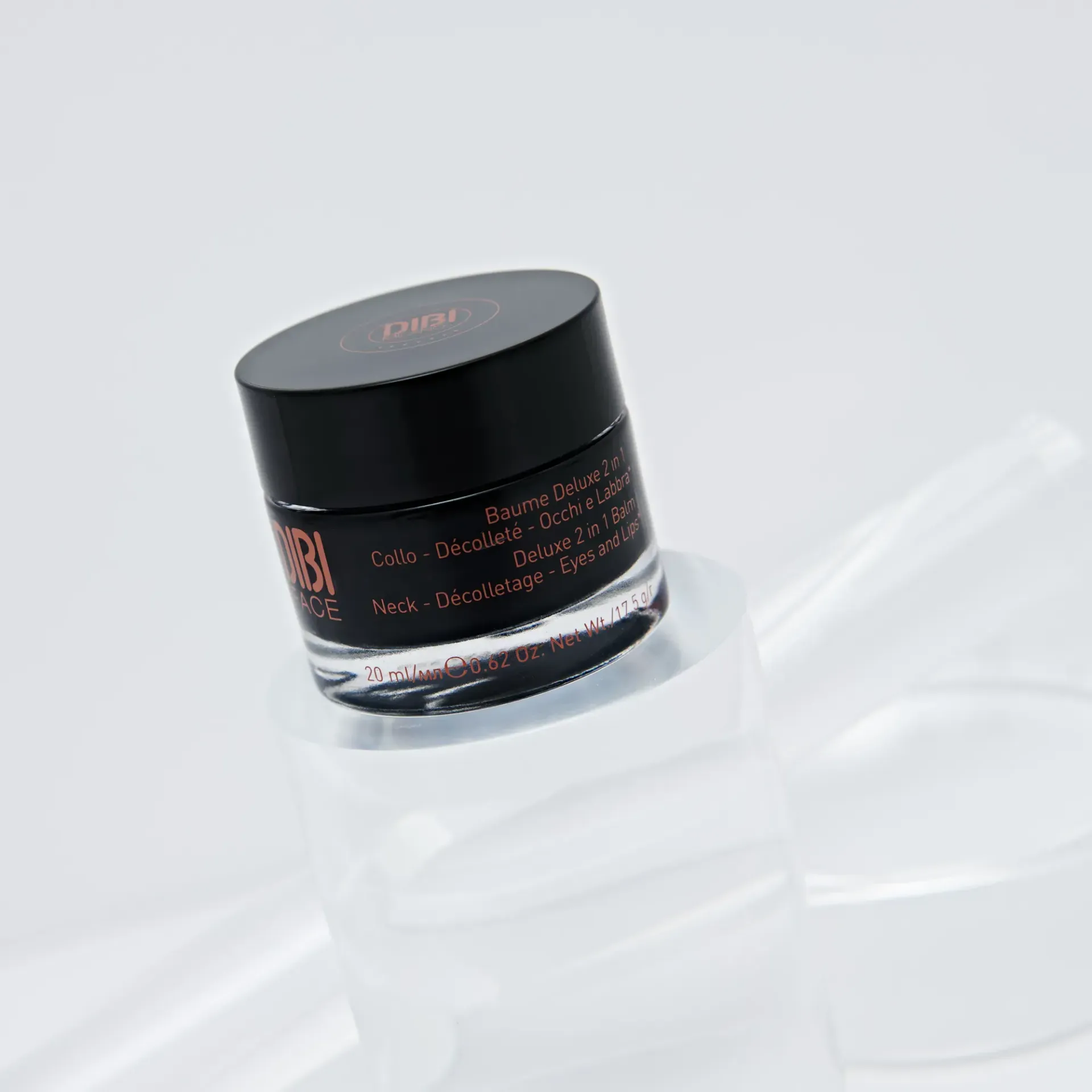 Barattolo nero di crema cosmetica, su una base scultorea bianca, su uno sfondo bianco.