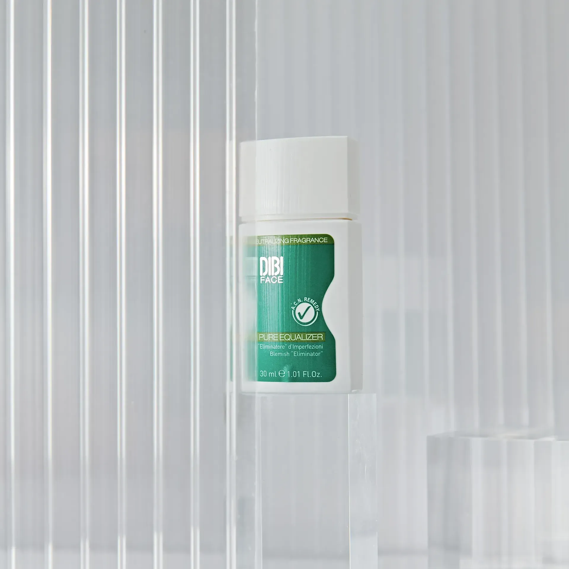 Una bottiglia bianca di un prodotto per la cura della pelle con un'etichetta verde su uno sfondo bianco testurizzato.