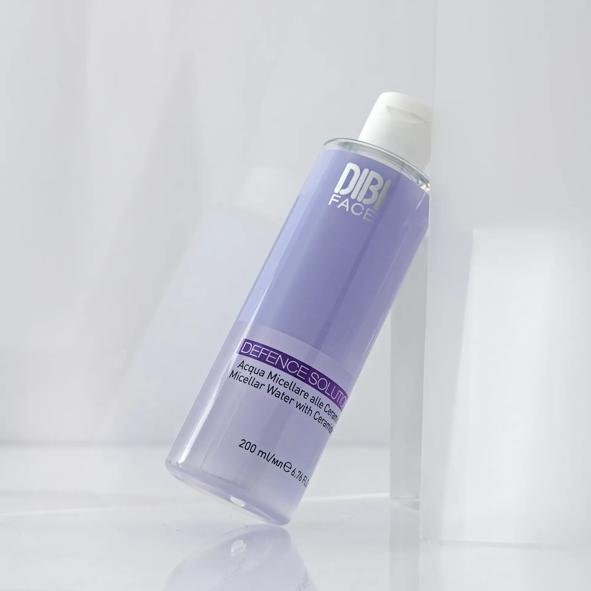 Bottiglia di acqua micellare Dibi Face viola su sfondo bianco.