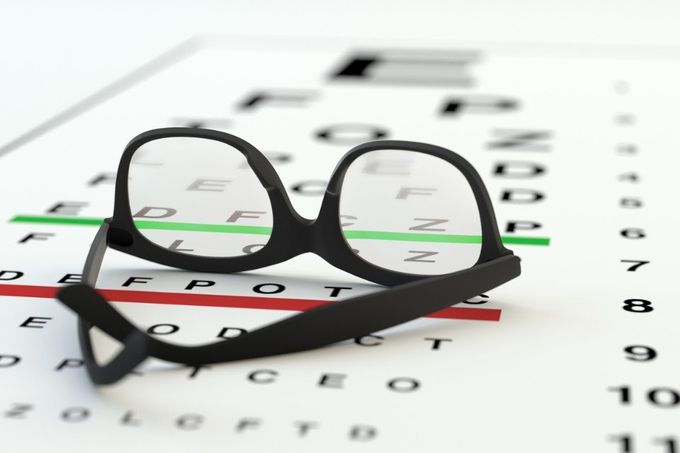 occhiali da vista poggiati su una tavola optometrica