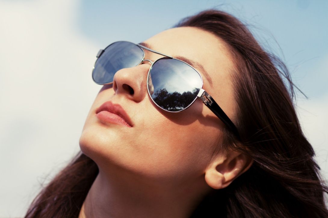 donna con occhiali da sole