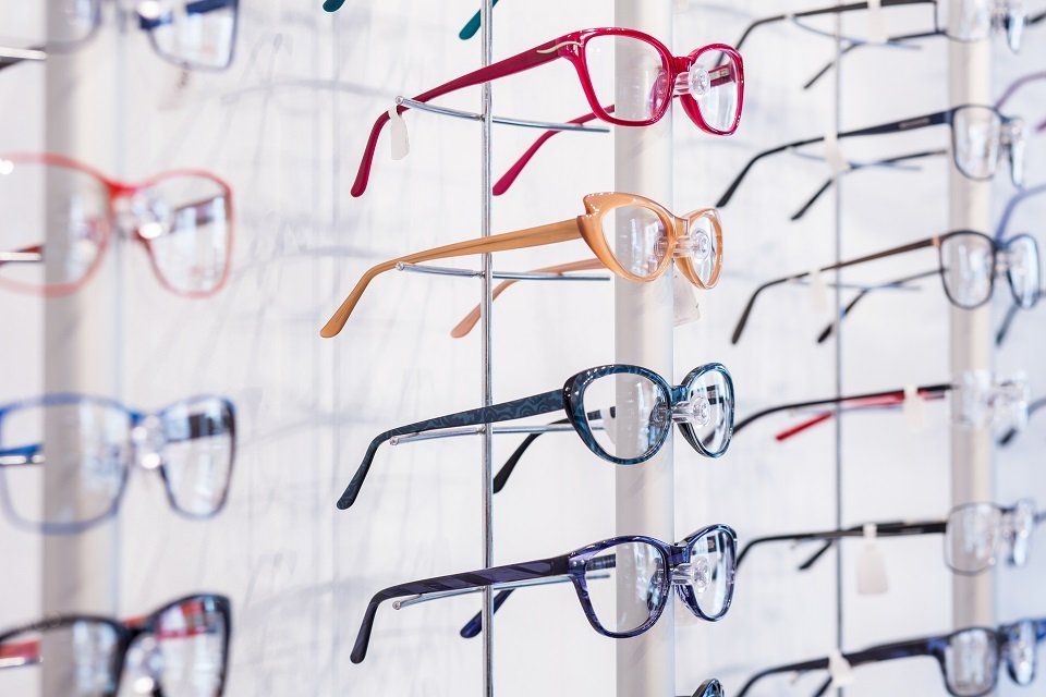 occhiali da vista con montature colorate
