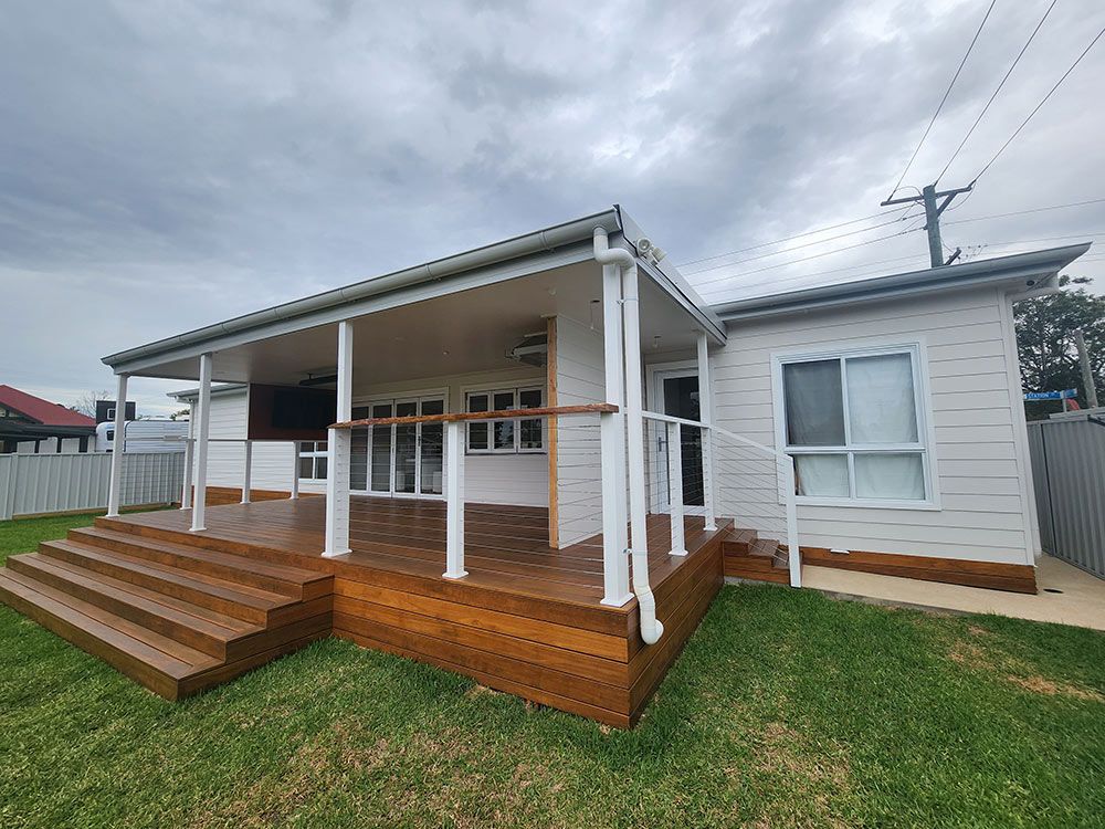 A Classic White House With A Deck And Porch — Entire Trades in Cessnock, NSW