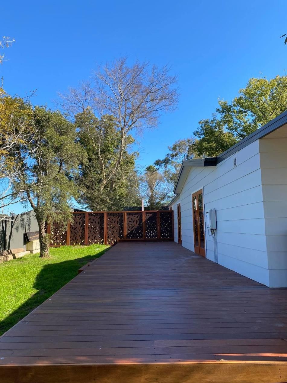 A Wooden Deck Is Leading to A White House — Entire Trades in Maitland, NSW