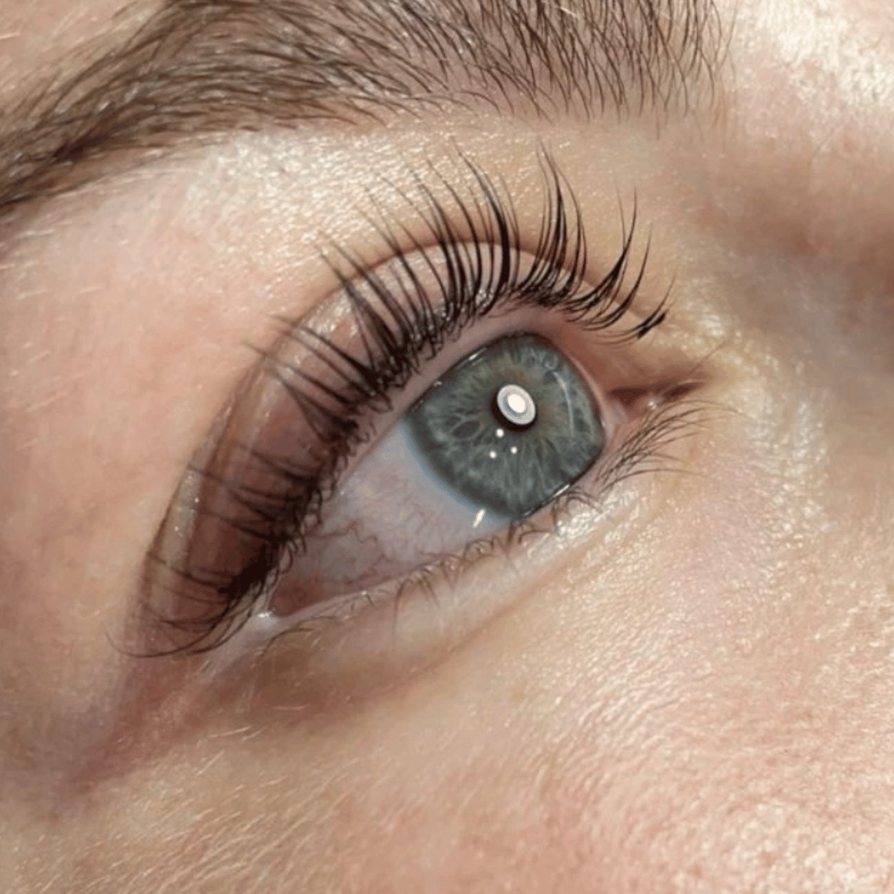 Un primer plano del ojo de una mujer con pestañas largas.